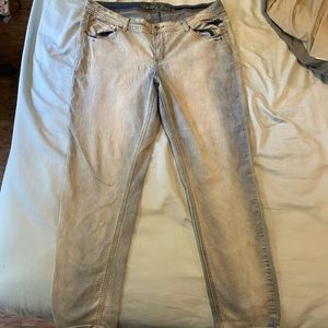 Light wash skinny jeans.